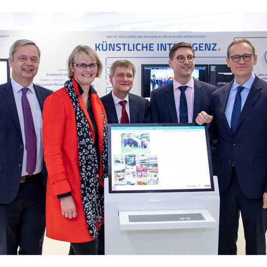 (v.l.n.r.) Prof. Dr. Christian Thomsen (TU Berlin), Bundesministerin für Bildung und Forschung Anja Karliczek, Prof. Dr. Klaus-Robert Müller (BIFOLD), Prof. Dr. Volker Markl (BIFOLD) und der Regierender Bürgermeister von Berlin Michael Müller (v.l.n.r.) Prof. Dr. Christian Thomsen (TU Berlin), Bundesministerin für Bildung und Forschung Anja Karliczek, Prof. Dr. Klaus-Robert Müller (BIFOLD), Prof. Dr. Volker Markl (BIFOLD) und der Regierender Bürgermeister von Berlin Michael Müller