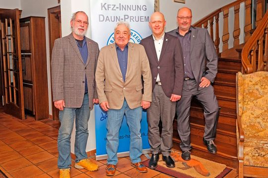 Obermeisterwechsel: (v. li.) Raimund Licht (Kreishandwerksmeister MEHR), scheidender Obermeister Heinz-Josef Wirfs und neuer Obermeister Stefan Brodel (beide Kfz-Innung Daun-Prüm) sowie Dirk Kleis (Geschäftsführer der Kreishandwerkerschaft MEHR). Obermeisterwechsel: (v. li.) Raimund Licht (Kreishandwerksmeister MEHR), scheidender Obermeister Heinz-Josef Wirfs und neuer Obermeister Stefan Brodel (beide Kfz-Innung Daun-Prüm) sowie Dirk Kleis (Geschäftsführer der Kreishandwerkerschaft MEHR).