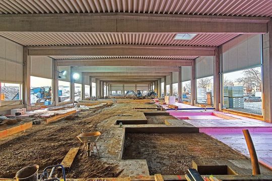 In der neu entstandenen Halle sind bereits die Leerrohre verlegt, und der Hallenboden ist für den Einbau der Hebebühnen und Prüfstände vorbereitet. In der neu entstandenen Halle sind bereits die Leerrohre verlegt, und der Hallenboden ist für den Einbau der Hebebühnen und Prüfstände vorbereitet.