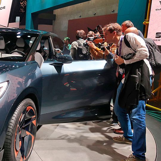 Automessen ziehen schon noch das Publikum, aber es werden weniger. Deshalb stellen die Autobauer ihr Kommen auf den Prüfstand. Automessen ziehen schon noch das Publikum, aber es werden weniger. Deshalb stellen die Autobauer ihr Kommen auf den Prüfstand.