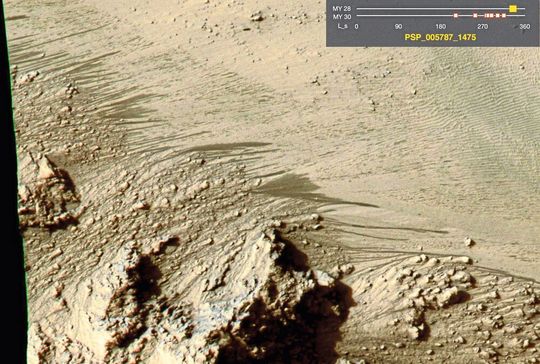 Der Marsrover „Curiosity“ enteckte Fließspuren an Kräterwänden auf dem Mars, so genannte „Recurring Slope Lineae“ RSL. Der Marsrover „Curiosity“ enteckte Fließspuren an Kräterwänden auf dem Mars, so genannte „Recurring Slope Lineae“ RSL.