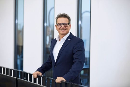 Klebe- und Dosiertechnikspezialist Scheugenpflug gehört nun offiziell zum schwedischen Atlas-Copco-Konzern. Olaf Leonhardt verstärkt als neuer Vorstandsvorsitzender nun die bestehende Geschäftsführung von Scheugenpflug. Klebe- und Dosiertechnikspezialist Scheugenpflug gehört nun offiziell zum schwedischen Atlas-Copco-Konzern. Olaf Leonhardt verstärkt als neuer Vorstandsvorsitzender nun die bestehende Geschäftsführung von Scheugenpflug.