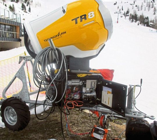 Für die Schneekanone im Skigebiet sollte ein kombinierter EMV- und Oberschwingungsfilter entwickel und gefertigt werden. Die Entwickler mussten in 2000 Metern Höhe messen. Für die Schneekanone im Skigebiet sollte ein kombinierter EMV- und Oberschwingungsfilter entwickel und gefertigt werden. Die Entwickler mussten in 2000 Metern Höhe messen.