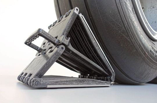Der neue Chock MAX hat eine Matrix aus Polyamid 6 (PA6) mit Carbonfaserverstärkung, was in Kombination Flugzeuge bis 350 t Startgewicht aushält und bei einem Raddurchmesser bis 1050 mm das Flugzeug sicher in Parkposition hält, sagt die Nägeli Swiss AG. Der neue Chock MAX hat eine Matrix aus Polyamid 6 (PA6) mit Carbonfaserverstärkung, was in Kombination Flugzeuge bis 350 t Startgewicht aushält und bei einem Raddurchmesser bis 1050 mm das Flugzeug sicher in Parkposition hält, sagt die Nägeli Swiss AG.