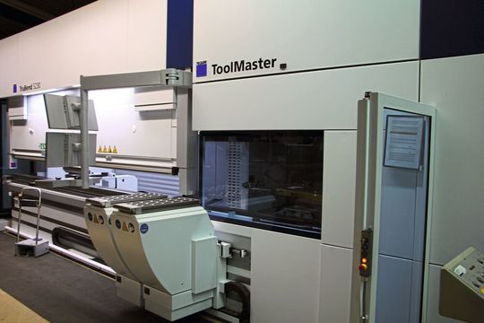 Um die Abkantpresse Trubend 5230 schneller umrüsten zu können, hat die Otto Schimscha Metallbau mit Trumpf den Werkzeugwechsler Toolmaster neu konzipiert. Um die Abkantpresse Trubend 5230 schneller umrüsten zu können, hat die Otto Schimscha Metallbau mit Trumpf den Werkzeugwechsler Toolmaster neu konzipiert.