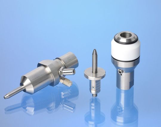 Links ist ein Standardtyp eines Wasserstrahl-Schneidkopfs zu sehen. Daneben ist das sogenannte Fokussierrohr mit dem modularen Adapter des vom Fraunhofer IPT neu entwickelten Schneidkopfs platziert. Der Newcomer soll die Wartung von Wasserstrahl-Schneidanlagen erleichtern und damit Kosten sparen. Links ist ein Standardtyp eines Wasserstrahl-Schneidkopfs zu sehen. Daneben ist das sogenannte Fokussierrohr mit dem modularen Adapter des vom Fraunhofer IPT neu entwickelten Schneidkopfs platziert. Der Newcomer soll die Wartung von Wasserstrahl-Schneidanlagen erleichtern und damit Kosten sparen.