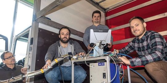 Bei Abgastests am Rollenprüfstand sowie bei RDE-Prüfverfahren verbinden Forschende das mobile Messgerät mit dem Auspuff des Testfahrzeugs. So lassen sich ultrafeine Partikel bis zu einer Größe von 10 Nanometer messen. Bei Abgastests am Rollenprüfstand sowie bei RDE-Prüfverfahren verbinden Forschende das mobile Messgerät mit dem Auspuff des Testfahrzeugs. So lassen sich ultrafeine Partikel bis zu einer Größe von 10 Nanometer messen.