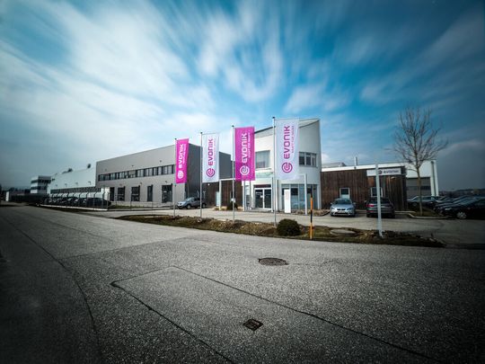Evonik setzt an seinem österreichischen Standort in Schörfling am Attersee auf Biomethan und spart CO2. Evonik setzt an seinem österreichischen Standort in Schörfling am Attersee auf Biomethan und spart CO2.