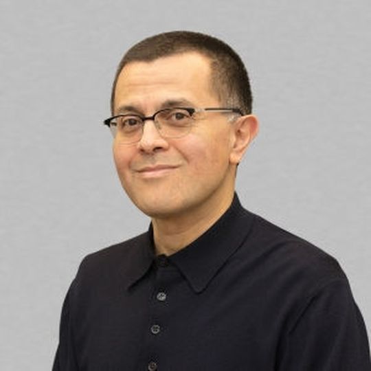 Dr. Behrooz Moayeri hat viele Großprojekte mit dem Schwerpunkt standortübergreifende Kommunikation geleitet. Er gehört der Geschäftsleitung der Comconsult GmbH an und ist Leiter der Comconsult Akademie. Darüberhinaus betätigt sich als Berater, Autor und Seminarleiter. Dr. Behrooz Moayeri hat viele Großprojekte mit dem Schwerpunkt standortübergreifende Kommunikation geleitet. Er gehört der Geschäftsleitung der Comconsult GmbH an und ist Leiter der Comconsult Akademie. Darüberhinaus betätigt sich als Berater, Autor und Seminarleiter.