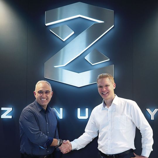 HPE-Chef Antonio Neri (links) und Dennis Nobelius, CEO von Zenuity vereinbaren eine Zusammenarbeit. HPE-Chef Antonio Neri (links) und Dennis Nobelius, CEO von Zenuity vereinbaren eine Zusammenarbeit.