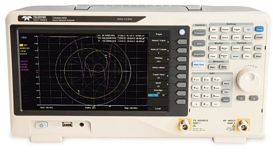 Der Vektor-Netzwerk-Analysator mit der Bezeichnung T3VNA1500 bietet bis zu 1,5 GHz und optional ein EMI-Pre-Compliance-Kit. Der Vektor-Netzwerk-Analysator mit der Bezeichnung T3VNA1500 bietet bis zu 1,5 GHz und optional ein EMI-Pre-Compliance-Kit.
