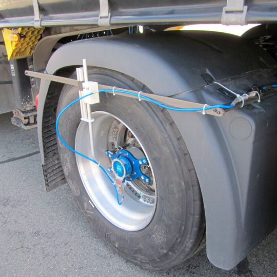 Vom Fraunhofer-LBF gemessene radseitige Kräfte entsprechen Belastungen, denen unsere Straßen ausgesetzt sind. Vom Fraunhofer-LBF gemessene radseitige Kräfte entsprechen Belastungen, denen unsere Straßen ausgesetzt sind.