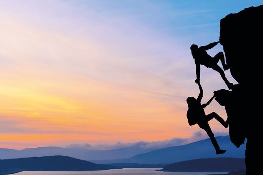 Um eine wirtschaftliche Krise zu überwinden, können Unternehmen Maßnahmen ergreifen, die ihnen in der Phase des Aufschwungs einen Vorsprung ermöglichen und sie krisenfester machen. Um eine wirtschaftliche Krise zu überwinden, können Unternehmen Maßnahmen ergreifen, die ihnen in der Phase des Aufschwungs einen Vorsprung ermöglichen und sie krisenfester machen.