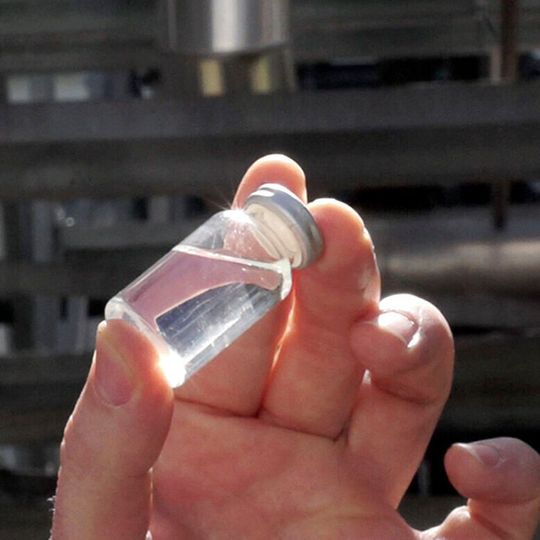 Synthetisch hergestelltes Benzin: Audi und die Global Bioenergies S.A. haben erstmals eine große Menge E-Fuels hergestellt. Im Bild: Eine Probe des regenerativ erzeugten Kraftstoffes. Synthetisch hergestelltes Benzin: Audi und die Global Bioenergies S.A. haben erstmals eine große Menge E-Fuels hergestellt. Im Bild: Eine Probe des regenerativ erzeugten Kraftstoffes.