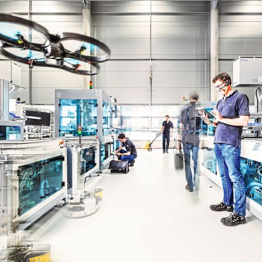 Cyber-physische Systeme und die intelligente Vernetzung der Fertigungsanlagen und Logistiksysteme bilden die Grundlage der Smart Factory, die sich im Idealfall ohne menschliches Eingreifen autonom organisiert. Das beunruhigt zwar viele, hat aber eher seine Vorteile, sagen die Experten. Cyber-physische Systeme und die intelligente Vernetzung der Fertigungsanlagen und Logistiksysteme bilden die Grundlage der Smart Factory, die sich im Idealfall ohne menschliches Eingreifen autonom organisiert. Das beunruhigt zwar viele, hat aber eher seine Vorteile, sagen die Experten.