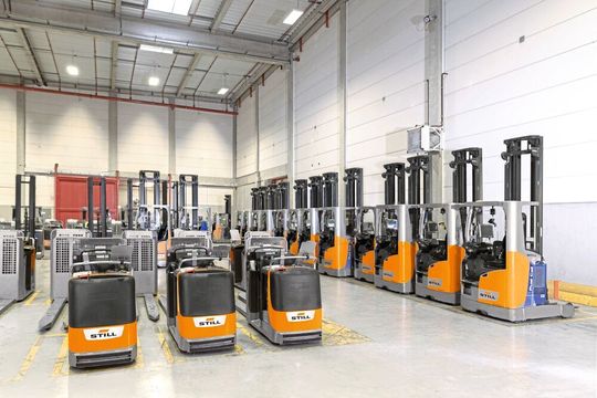 Bleisäure, Lithium-Ionen oder Brennstoffzelle, beim Neuerwerb von E-Staplern muss auch die Frage des Antriebskonzeptes berücksichtigt werden. Bleisäure, Lithium-Ionen oder Brennstoffzelle, beim Neuerwerb von E-Staplern muss auch die Frage des Antriebskonzeptes berücksichtigt werden.