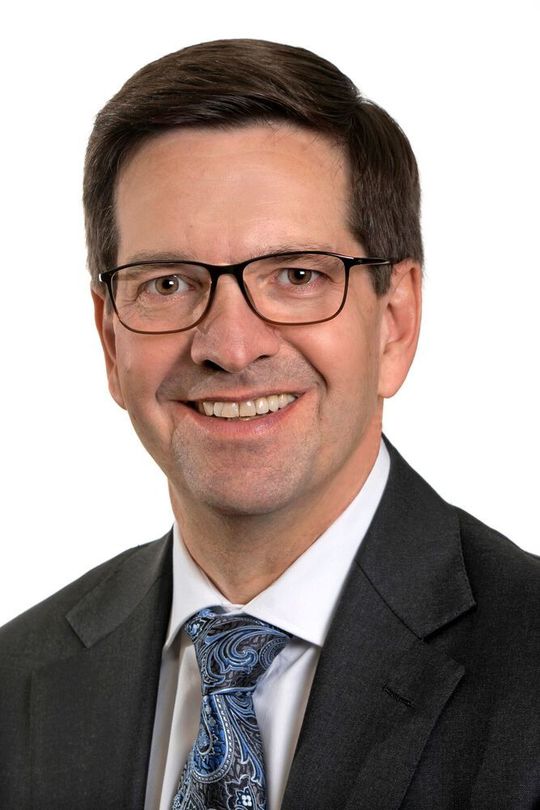 Kai-Otto Landwehr, Siemens Financial Services: „Wir können jede Finanzierungslösung sowohl für die jeweiligen Technologien als auch für unternehmensweite digitale Transformationen an den besonderen klinischen Bedarf und den Cashflow-Bedarf einer Organisation anpassen.“ Kai-Otto Landwehr, Siemens Financial Services: „Wir können jede Finanzierungslösung sowohl für die jeweiligen Technologien als auch für unternehmensweite digitale Transformationen an den besonderen klinischen Bedarf und den Cashflow-Bedarf einer Organisation anpassen.“