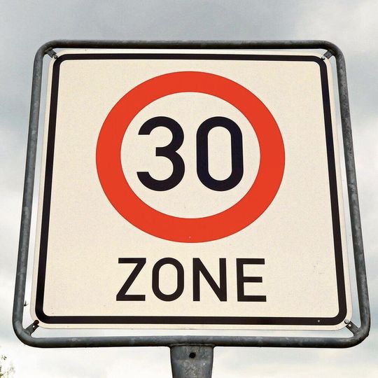 Bonn und Dortmund nehmen Schwung raus: in NOx-Problem-Straßen gilt künftig Tempo 30. Bonn und Dortmund nehmen Schwung raus: in NOx-Problem-Straßen gilt künftig Tempo 30.