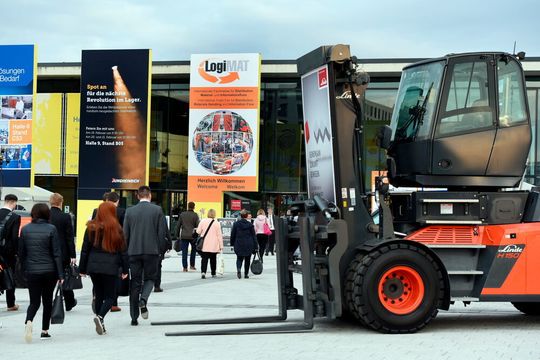 Ohne Antriebe kein Materialfluss im Unternehmen: Auf der Logimat präsentieren Antriebstechnik-Hersteller ihre Komponenten. Ohne Antriebe kein Materialfluss im Unternehmen: Auf der Logimat präsentieren Antriebstechnik-Hersteller ihre Komponenten.