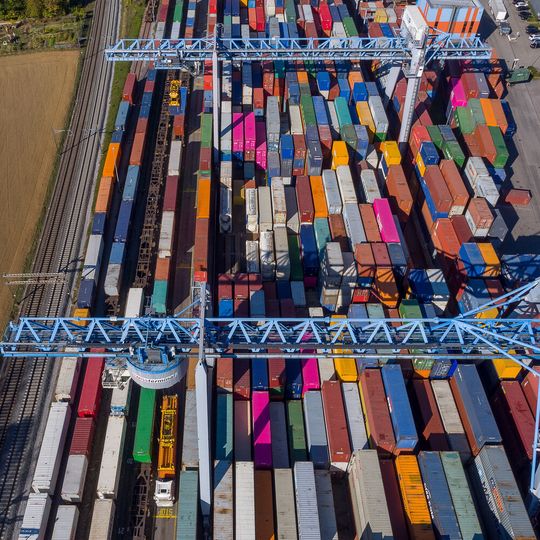 Über Containerterminals in der Schweiz bringt Swissterminal Güter zu den großen europäischen Containerhäfen. Über Containerterminals in der Schweiz bringt Swissterminal Güter zu den großen europäischen Containerhäfen.