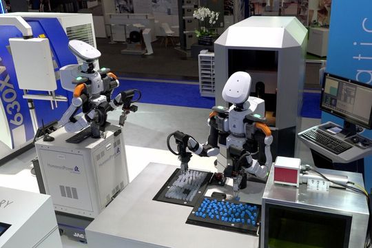 Die Smart Factory ist nach Ansicht vieler Experten das Idealbild der Produktion von morgen. Rollomatic präsentiert deshalb auf der Grindtec 2020 in Halle 5 am Stand 5077 realitätsnahe Systeme, die bei fast jedem Werkzeughersteller mühelos eingesetzt werden können, wie das Unternehmen verspricht. Die Smart Factory ist nach Ansicht vieler Experten das Idealbild der Produktion von morgen. Rollomatic präsentiert deshalb auf der Grindtec 2020 in Halle 5 am Stand 5077 realitätsnahe Systeme, die bei fast jedem Werkzeughersteller mühelos eingesetzt werden können, wie das Unternehmen verspricht.