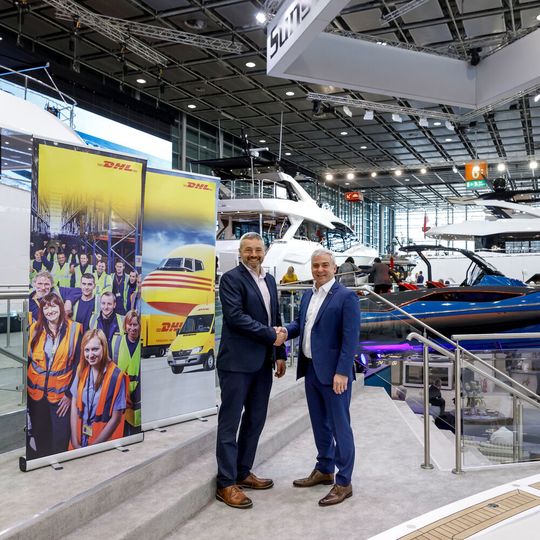 Michael Straughan (r.), COO von Sunseeker, und Mike Bristow, Managing Director für Fertigungslogistik bei DHL Supply Chain UK & Ireland, beim Vertragschluss auf der Boot Düsseldorf. Michael Straughan (r.), COO von Sunseeker, und Mike Bristow, Managing Director für Fertigungslogistik bei DHL Supply Chain UK & Ireland, beim Vertragschluss auf der Boot Düsseldorf.