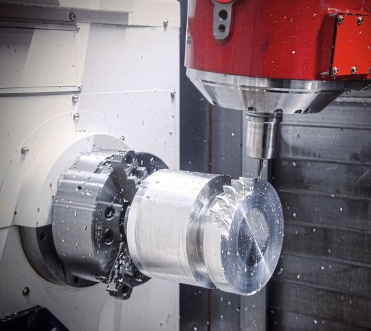 Neunachsige Multitasking-Maschinen wie die KM2600MTTS von Hyundai Wia produzieren mit erhöhter Steifigkeit. Neunachsige Multitasking-Maschinen wie die KM2600MTTS von Hyundai Wia produzieren mit erhöhter Steifigkeit.