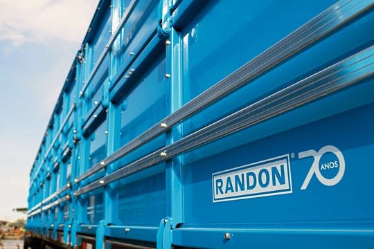 1949 eröffneten die beiden Brüder Raul und Hercílio Randon eine Werkstatt für Industriemotoren – heute bietet der Randon-Konzern eine breite Produktpalette, die von Anhängern und Sattelaufliegern für Straße und Schiene, bis zu Spezialfahrzeugen und Autoteile reicht. Heute helfen Trumpf-Laserschneidanlagen bei der Produktivitätssteigerung mit. 1949 eröffneten die beiden Brüder Raul und Hercílio Randon eine Werkstatt für Industriemotoren – heute bietet der Randon-Konzern eine breite Produktpalette, die von Anhängern und Sattelaufliegern für Straße und Schiene, bis zu Spezialfahrzeugen und Autoteile reicht. Heute helfen Trumpf-Laserschneidanlagen bei der Produktivitätssteigerung mit.