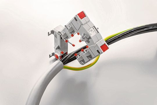 Mit den Differenzstromwandlern CMA-RCM und KCMA-RCM lassen sich Differenzströme bei Maschinen und Anlagen zuverlässig ermitteln.