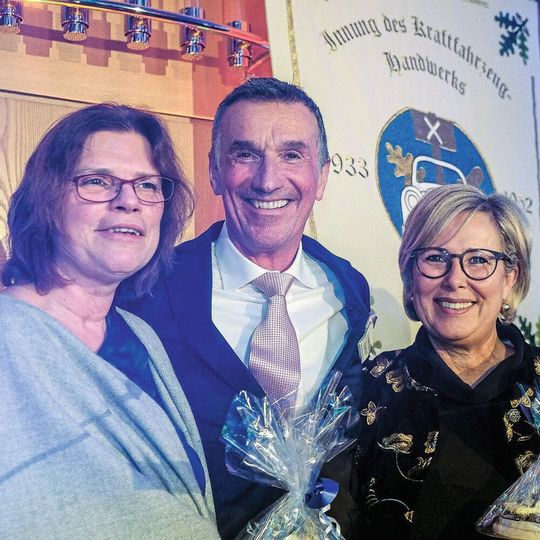 Verkehrswende gemeinsam gestalten: (v. li.) Senatorin Kristina Vogt, Obermeister Hans Jörg Kossmann und Präses Janina Marahrens-Hashagen. Verkehrswende gemeinsam gestalten: (v. li.) Senatorin Kristina Vogt, Obermeister Hans Jörg Kossmann und Präses Janina Marahrens-Hashagen.