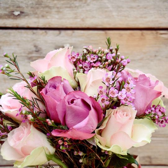 Neben Karten und Pralinen gehört der Blumenstrauß zu den Klassikern der Valetinsgeschenke. Neben Karten und Pralinen gehört der Blumenstrauß zu den Klassikern der Valetinsgeschenke.