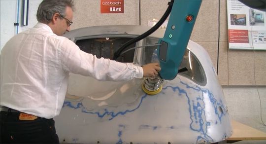 Yvan M. Measson, CEO von Isybot, führt vor, wie ein Cobot die Schleifarbeiten an einer Flugzeugkabine unterstützt. Yvan M. Measson, CEO von Isybot, führt vor, wie ein Cobot die Schleifarbeiten an einer Flugzeugkabine unterstützt.