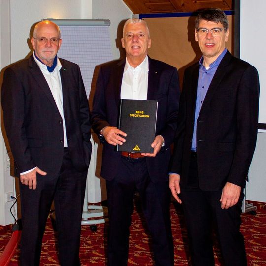 Die Übergabe der neuen ASi-5-Spezifikation (v.l.): Thomas Sebastiany (Pepperl+Fuchs), Rolf Becker (AS-International) und Bernhard Wiedemann (Bihl+Wiedemann). Die Übergabe der neuen ASi-5-Spezifikation (v.l.): Thomas Sebastiany (Pepperl+Fuchs), Rolf Becker (AS-International) und Bernhard Wiedemann (Bihl+Wiedemann).