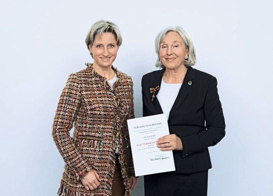 Dr. Nicole Hoffmeister-Kraut (links) überreicht das Verdienstkreuz am Bande an Renate Pilz . Dr. Nicole Hoffmeister-Kraut (links) überreicht das Verdienstkreuz am Bande an Renate Pilz .