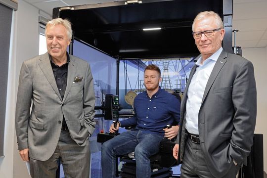 Vorstellung des 3D-Kransimulators im Duisburger Hafen: Premiere für den Kombinierten Verkehr im Hinterland. Vorstellung des 3D-Kransimulators im Duisburger Hafen: Premiere für den Kombinierten Verkehr im Hinterland.