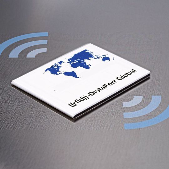 Das innovative „((rfid))-DistaFerr“-Global-Label mit Dualbandantenne ermöglicht das Auslesen in den Frequenzbändern ETSI und FCC gleichermaßen und ist damit weltweit einsetzbar. Das innovative „((rfid))-DistaFerr“-Global-Label mit Dualbandantenne ermöglicht das Auslesen in den Frequenzbändern ETSI und FCC gleichermaßen und ist damit weltweit einsetzbar.