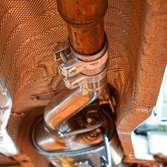 Der reine Einbau des SCR-Katalysators ist einfach: Die Anlage ist so konstruiert, dass sie an die vorhandenen Befestigungspunkte passt. Worauf die Werkstatt sonst noch achten muss, zeigt ein Erklärvideo der Hersteller Bosal und Dr.Pley Der reine Einbau des SCR-Katalysators ist einfach: Die Anlage ist so konstruiert, dass sie an die vorhandenen Befestigungspunkte passt. Worauf die Werkstatt sonst noch achten muss, zeigt ein Erklärvideo der Hersteller Bosal und Dr.Pley