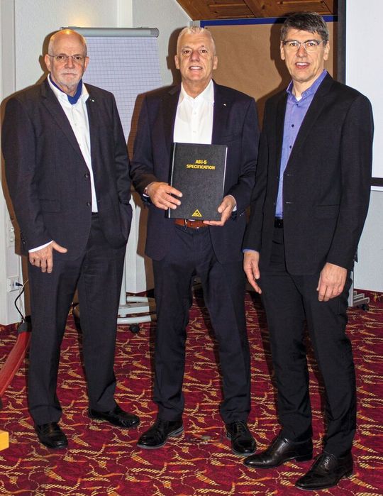 Dr. Thomas Sebastiany von Pepperl+Fuchs, Rolf Becker von AS-International und Bernhard Wiedemann von Bihl+Wiedemann bei der Übergabe der Spezifikation ASi-5 (v. l.). Dr. Thomas Sebastiany von Pepperl+Fuchs, Rolf Becker von AS-International und Bernhard Wiedemann von Bihl+Wiedemann bei der Übergabe der Spezifikation ASi-5 (v. l.).