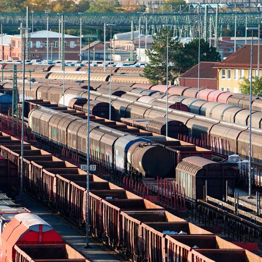 Die DB Cargo will zukünftig beim Rangierbetrieb auf Güterbahnhöfen auch Hybrid-Loks einsetzen. Die DB Cargo will zukünftig beim Rangierbetrieb auf Güterbahnhöfen auch Hybrid-Loks einsetzen.