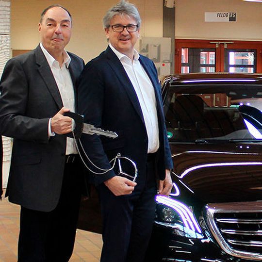 Premium: Volker Speck (re.), Geschäftsführer des Autohauses Kestenholz, und Rainer Botsch, Geschäftsführer der Handwerkskammer Freiburg, bei der Fahrzeugübergabe. Premium: Volker Speck (re.), Geschäftsführer des Autohauses Kestenholz, und Rainer Botsch, Geschäftsführer der Handwerkskammer Freiburg, bei der Fahrzeugübergabe.