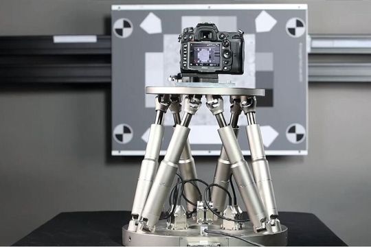 Ein Hexapod von Physik Instrumente PI simuliert in einem Testaufbau im Labor die Bewegungen eines Fotografen bei der Aufnahme von Bildern.