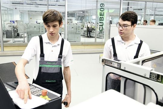 Für Auszubildende wie Benjamin Marek (links) und Jonas Bocklet bietet das Schaeffler-Ausbildungszentrum in Schweinfurt modernste Arbeitsplatz- und Lernkonzepte. Für Auszubildende wie Benjamin Marek (links) und Jonas Bocklet bietet das Schaeffler-Ausbildungszentrum in Schweinfurt modernste Arbeitsplatz- und Lernkonzepte.