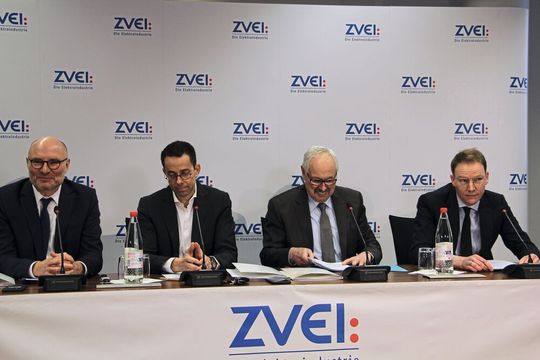 Kommunikations-und Marketingleiter Thorsten Meier, Geschäftsführer Wolfgang Weber, Präsident Michael Ziesemer und Chefvolkswirt Dr. Andreas Gontermann (v. l.) sprachen auf der Jahresauftakt-Pressekonferenz des ZVEI in Frankfurt. Kommunikations-und Marketingleiter Thorsten Meier, Geschäftsführer Wolfgang Weber, Präsident Michael Ziesemer und Chefvolkswirt Dr. Andreas Gontermann (v. l.) sprachen auf der Jahresauftakt-Pressekonferenz des ZVEI in Frankfurt.