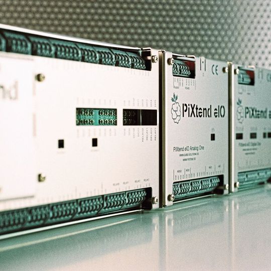 Raspberry-Pi/PiXtend-System: Die PiXtend ePLC-SPS wird über neue eIO-Module erweitert. Raspberry-Pi/PiXtend-System: Die PiXtend ePLC-SPS wird über neue eIO-Module erweitert.