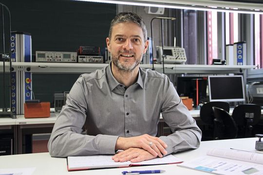 Abb. 1: Prof. Dr.-Ing. Christian Karnutsch, Gruppenleiter Integrated Optofluidics and Nanophotonics (IONAS) an der Hochschule Karlsruhe, hat jüngst zusammen mit seinem Team ein Laminationsverfahren entwickelt, das sich u.a. für die Optofluidische On-Chip-Absorptionsspektroskopie anwenden lässt. Abb. 1: Prof. Dr.-Ing. Christian Karnutsch, Gruppenleiter Integrated Optofluidics and Nanophotonics (IONAS) an der Hochschule Karlsruhe, hat jüngst zusammen mit seinem Team ein Laminationsverfahren entwickelt, das sich u.a. für die Optofluidische On-Chip-Absorptionsspektroskopie anwenden lässt.