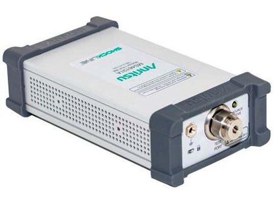 Der Vektor-Netzwerkanalaysator mit USB-Funktion wird an einem externen PC angeschlossen und untersucht 5G-Geräte mit einem Port im Millimeterwellen-Band. Der Vektor-Netzwerkanalaysator mit USB-Funktion wird an einem externen PC angeschlossen und untersucht 5G-Geräte mit einem Port im Millimeterwellen-Band.