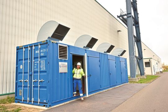 Mit dieser Kompressorenstation von Atlas Copco hat der Leipziger Gipsplatten-Hersteller EBP seine Druckluftversorgung effizienter aufgestellt. Mit dieser Kompressorenstation von Atlas Copco hat der Leipziger Gipsplatten-Hersteller EBP seine Druckluftversorgung effizienter aufgestellt.