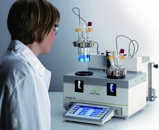 1 Das Design des EasyMax 102 erlaubt es, zwei Ansätze mit völlig unterschiedlichen Parametern zu fahren. 1 Das Design des EasyMax 102 erlaubt es, zwei Ansätze mit völlig unterschiedlichen Parametern zu fahren.