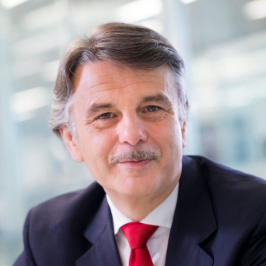 Ralf Speth steht seit rund zehn Jahren an der Spitze von Jaguar Land Rover. Ralf Speth steht seit rund zehn Jahren an der Spitze von Jaguar Land Rover.