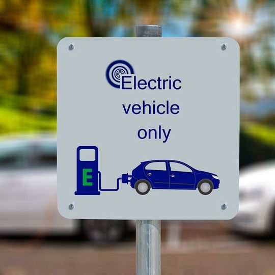Total plans to launch a pilot plant to manufacture European batteries for electric vehicles. Total plans to launch a pilot plant to manufacture European batteries for electric vehicles.